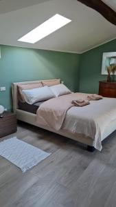 - une chambre avec un grand lit dans un mur vert dans l'établissement Dario Coos srl - Azienda vinicola, 