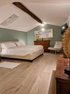 的住宿－Dario Coos srl - Azienda vinicola，一间卧室配有一张床和一把椅子