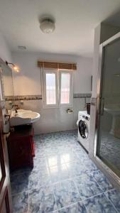 uma casa de banho com um lavatório e uma máquina de lavar roupa em Villa Victoria con piscina em Tarifa