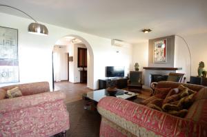 uma sala de estar com dois sofás e uma lareira em Villa Victoria con piscina em Tarifa