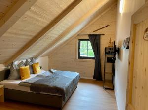 a bedroom with a bed in a attic at Das Landchalet in Steinwiesen
