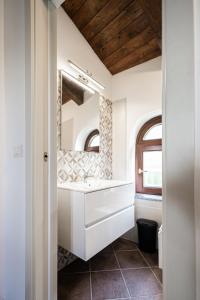bagno con lavandino e specchio di La Primula di Palinuro a Celle di Bulgheria