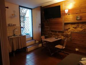 アグリジェントにあるLe stanze di Luisaのダイニングルーム(テーブル、壁掛けテレビ付)