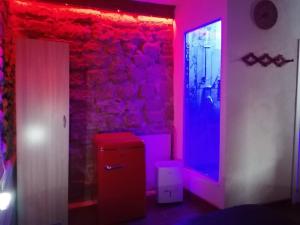アグリジェントにあるLe stanze di Luisaの赤と青の照明が付いたレンガの壁の部屋