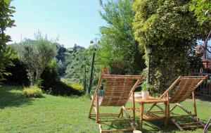 Aed väljaspool majutusasutust AMAZING LANGHE AND MONFERRATO | House with garden