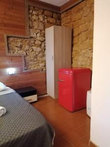 アグリジェントにあるLe stanze di Luisaの石壁の客室内の赤い冷蔵庫