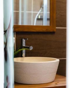 um lavatório na casa de banho com um espelho em Grande Villa 750 m2 Le Mas des chênes em Bormes-les-Mimosas