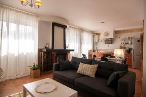 Il comprend un salon avec un canapé et une cuisine. dans l'établissement La Tendera by #cherrygredos, à El Arenal