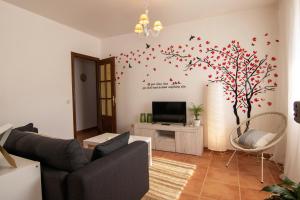 una sala de estar con un mural en la pared en La Tendera by #cherrygredos en El Arenal