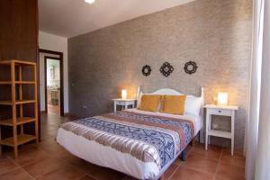 1 dormitorio con 1 cama con 2 mesas y 2 lámparas en La Tendera by #cherrygredos en El Arenal