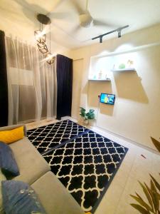 un soggiorno con divano e tappeto di D'mango Cottage Homestay Melaka Ayer Keroh a Malacca
