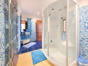 bagno con doccia e specchio di Villa Fior di Loto a Limone sul Garda