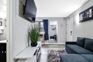 ein Wohnzimmer mit einem Sofa und einem TV in der Unterkunft Cozy Apartment Stay (DS) in Norfolk