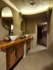een badkamer met 2 wastafels en 2 spiegels bij Ozgur Bey Spa Hotel in Alanya