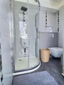 een douchecabine in een badkamer met een toilet bij Le Petit Pradignac Croisette - Connect Property in Cannes