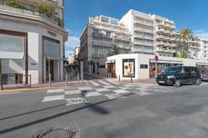 een straat met een auto op straat bij Le Petit Pradignac Croisette - Connect Property in Cannes