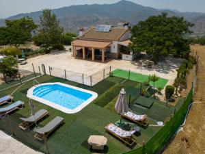 eine Luftansicht eines Hauses mit Pool in der Unterkunft Alojamiento Rural La Era del Quinto in Bermejo