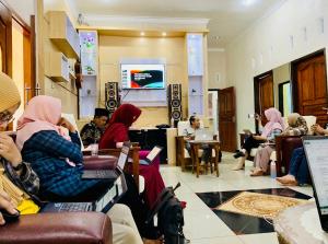 grupa osób siedzących w pokoju z laptopami w obiekcie Ahlen Pangandaran w mieście Pangandaran