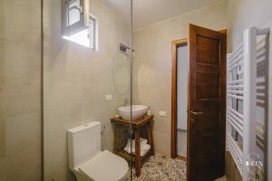 een badkamer met een toilet en een wastafel bij Bungalouri Balta Paradisul Pescarilor in Pufeşti