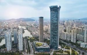 vistas a una ciudad con un rascacielos alto en The Westin Wenzhou, en Wenzhou