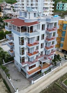 um edifício de apartamentos com telhado vermelho em Vila Namiku em Durrës