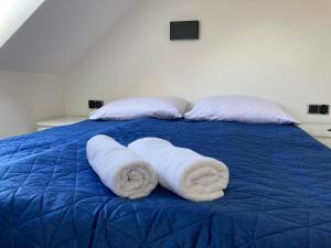 łóżko z dwoma ręcznikami na górze w obiekcie Ośrodek Wczasowy Magnat w Łebie