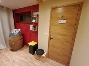 una camera con una porta in legno e una botte di L’Ombragée Au Doux Refuge a Courtonne-la-Meurdrac Altre 7 foto