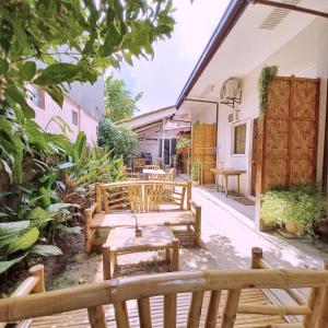 Zahrada ubytování Pukaw Guesthouse with AC,private bathroom,wifi,common kitchen,great loc