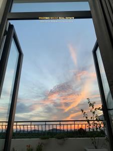 Blick auf den Sonnenuntergang vom Fenster eines Hauses in der Unterkunft Căn hộ view Hoàng Hôn chuỗi Space Apartment & HomeStay tại Vinhomes Marina Hải Phòng in Xóm Niêm