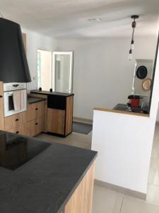 Kuchyň nebo kuchyňský kout v ubytování Villa 3 chambres avec piscine privée