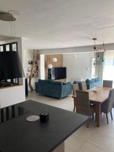 TV a/nebo společenská místnost v ubytování Villa 3 chambres avec piscine privée