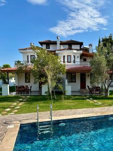 Villa con piscina frente a una casa en Villa Misli - red/ green, en Ortaca