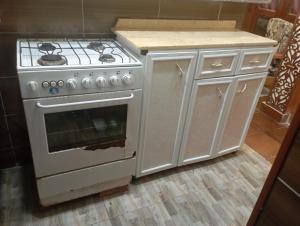 a kitchen with a stove and white cabinets at شاليه رائع مجدد للعائلات فقط باندلسيه مطروح in Marsa Matruh