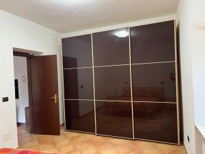 a large glass cabinet in a room with a bed at HAPPY HOME in Orte