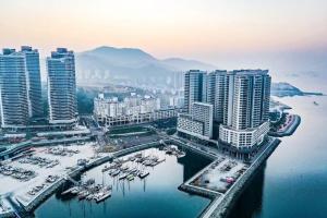 z góry widok na miasto z łodziami w porcie w obiekcie Ocean Top Marina w mieście Yeosu