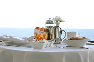 einen Tisch mit einem weißen Tischtuch mit Essen drauf in der Unterkunft Crowne Plaza Limassol, an IHG Hotel in Limassol