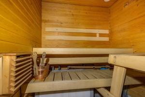 a sauna with a sink in a wooden cabin at Kelohonkahuoneisto Käkriäinen A in Suomutunturi