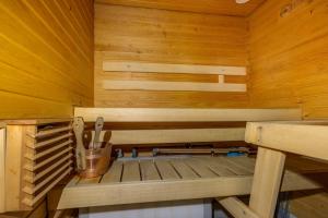 a sauna with a sink in a wooden cabin at Log Cabin Apartment Käkriäinen A in Suomutunturi