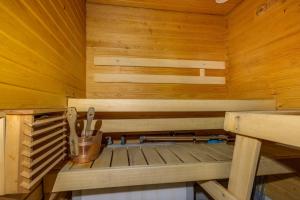 una sauna con fregadero en una cabaña de madera en Kelohonkahuoneisto Käkriäinen A en Suomutunturi