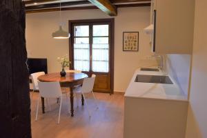 Kuchyň nebo kuchyňský kout v ubytování Peritxenea Landa Apartamentuak