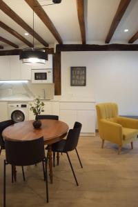eine Küche mit einem Tisch und einem gelben Stuhl in der Unterkunft Peritxenea Landa Apartamentuak in Lesaka