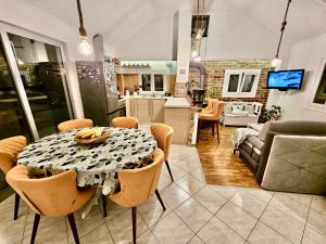 cocina y comedor con mesa y sillas en Vacation House Lavanda NEW! Heated pool, en Zadvarje
