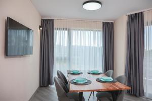 Un comedor con mesa y sillas de madera. en Lux Apartments Kranevo, en Kranevo