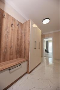 cocina grande con armarios de madera y pasillo en Lux Apartments Kranevo, en Kranevo