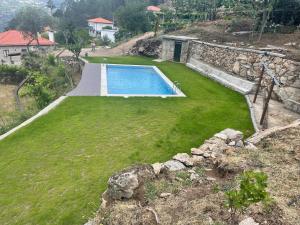 A piscina em ou perto de Quintinha de Pinouco