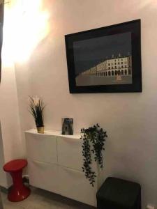 sala de estar con TV en la pared en Studio Marais Saint Paul, en París