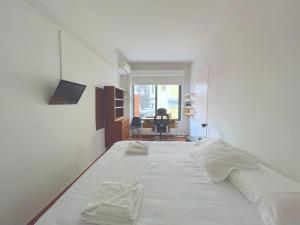 アテネにあるArtistic 2 bedroom apt in Athens centre! LA1のデスク付きの客室で、白い大型ベッド1台が備わります。