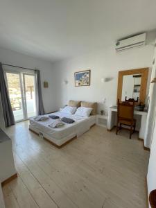 1 dormitorio con cama, escritorio y espejo en Venereum Apartments, en Faros