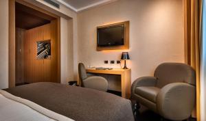 Televízia a/alebo spoločenská miestnosť v ubytovaní Crowne Plaza Milan City by IHG