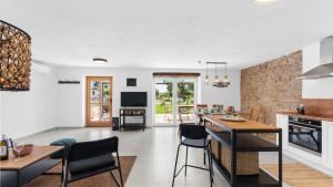 eine Küche und ein Wohnzimmer mit Tisch und Stühlen in der Unterkunft Villa Saini with Sea View in Dajla